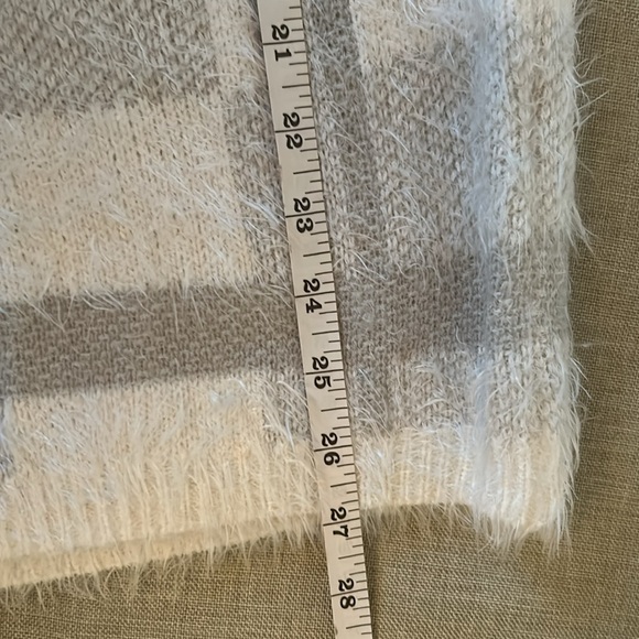 Joseph A. VGUC soft white and light grey eyelash sweater, plaid - Picture 6 of 9